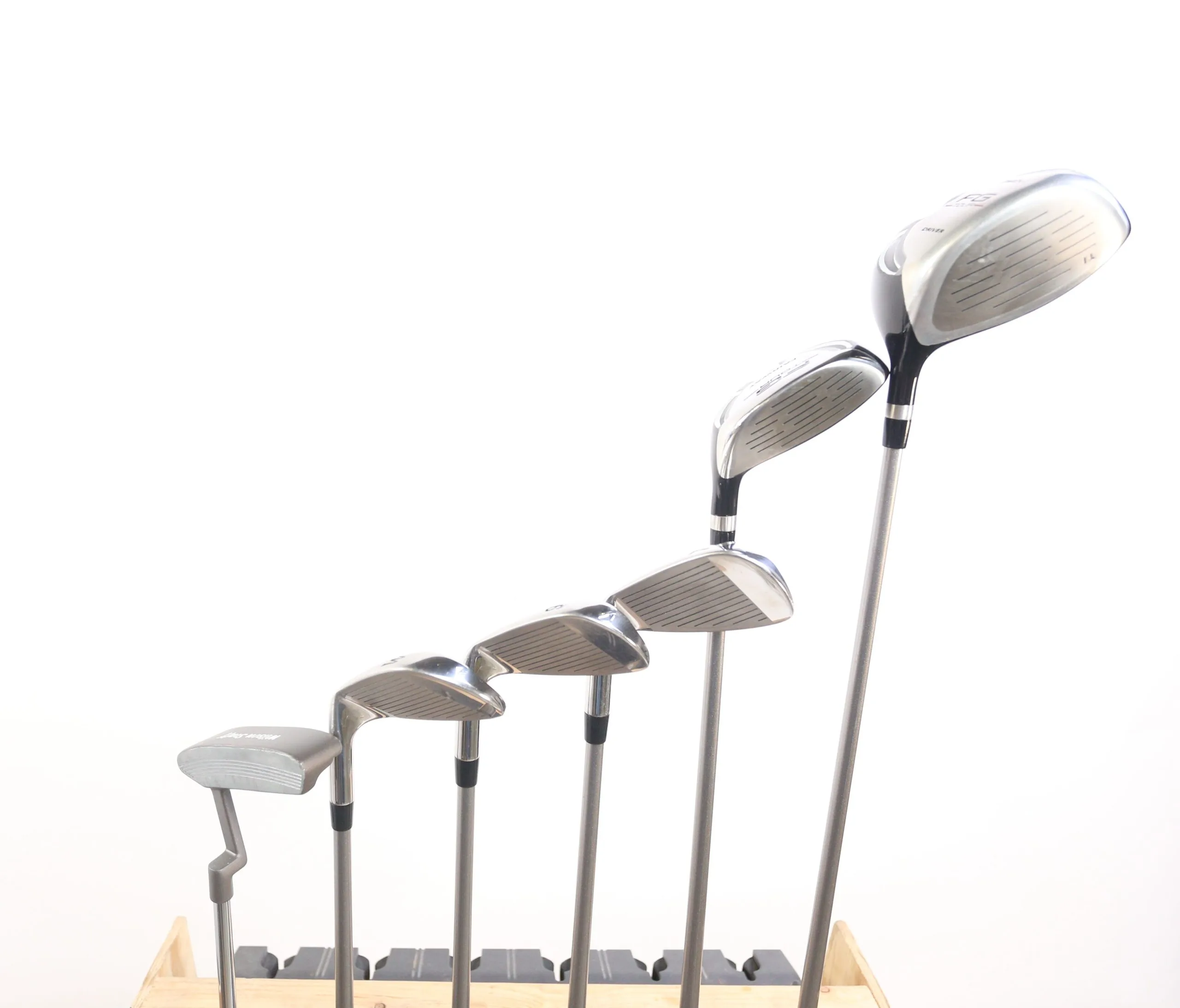 Wilson Staff FG Tour 1w, 3w, 7i, 9i, PW, Putter RH Kids Club Set Red Stand Bag 10 Wilson Staff FG Tour 1w, 3w, 7i, 9i, PW, Putter RH Kids Club Set Red Stand Bag - Image 8